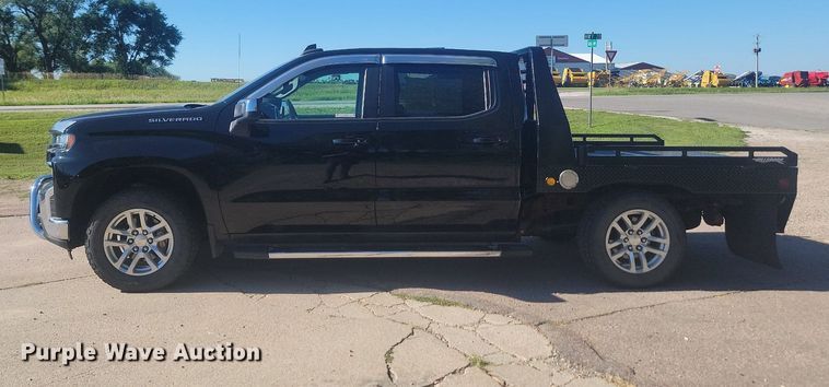 image for item LQ9097 2019 Chevrolet Silverado 1500  Crew Cab flatbed pickup truck