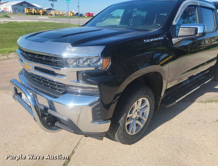 image for item LQ9097 2019 Chevrolet Silverado 1500  Crew Cab flatbed pickup truck