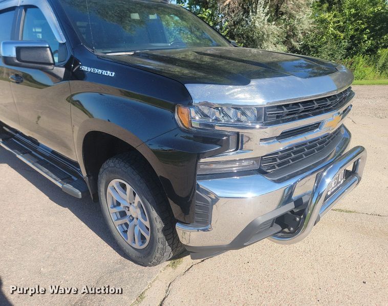 image for item LQ9097 2019 Chevrolet Silverado 1500  Crew Cab flatbed pickup truck