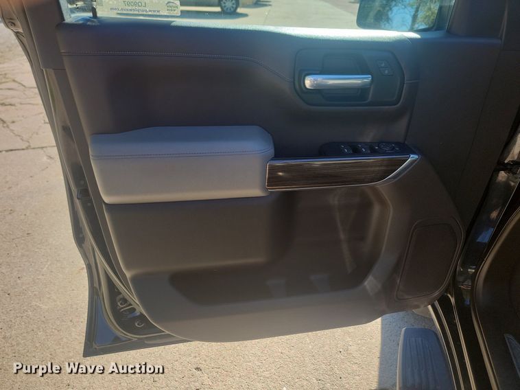 image for item LQ9097 2019 Chevrolet Silverado 1500  Crew Cab flatbed pickup truck