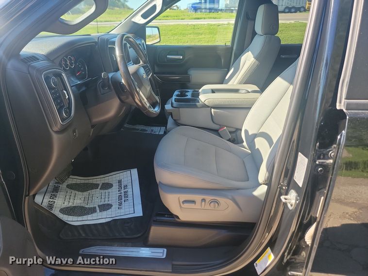 image for item LQ9097 2019 Chevrolet Silverado 1500  Crew Cab flatbed pickup truck