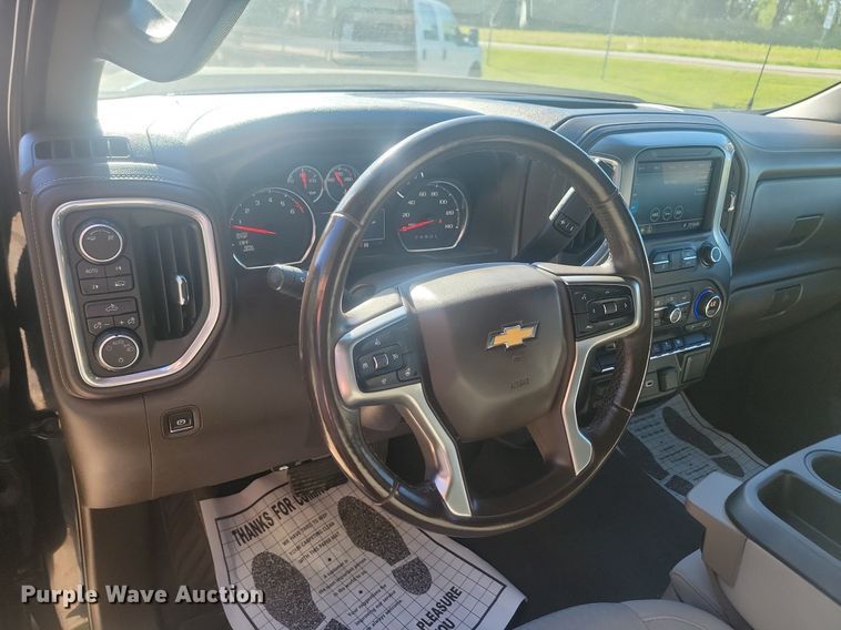 image for item LQ9097 2019 Chevrolet Silverado 1500  Crew Cab flatbed pickup truck