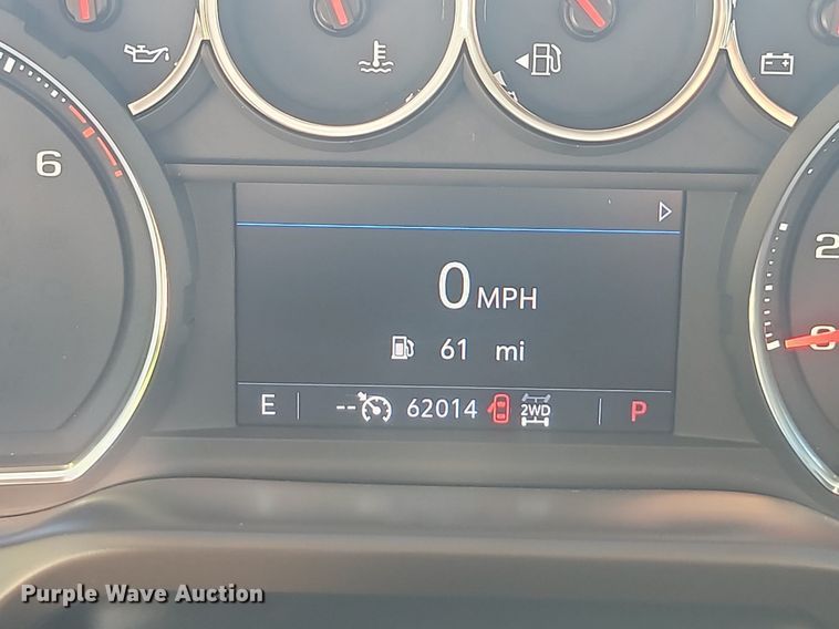 image for item LQ9097 2019 Chevrolet Silverado 1500  Crew Cab flatbed pickup truck