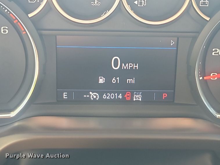 image for item LQ9097 2019 Chevrolet Silverado 1500  Crew Cab flatbed pickup truck