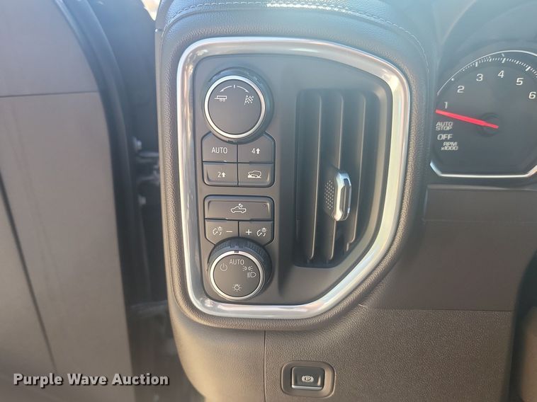 image for item LQ9097 2019 Chevrolet Silverado 1500  Crew Cab flatbed pickup truck