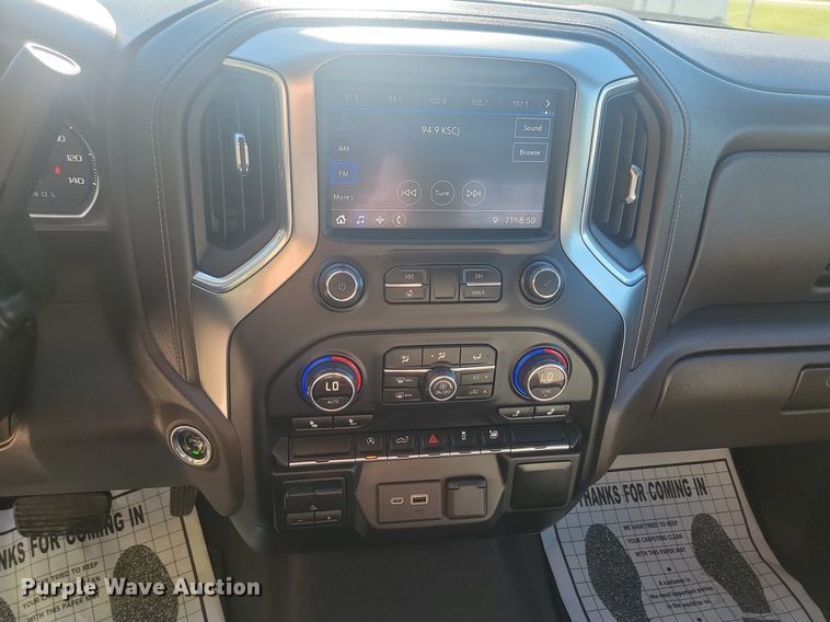 image for item LQ9097 2019 Chevrolet Silverado 1500  Crew Cab flatbed pickup truck