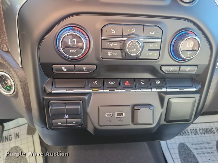 image for item LQ9097 2019 Chevrolet Silverado 1500  Crew Cab flatbed pickup truck