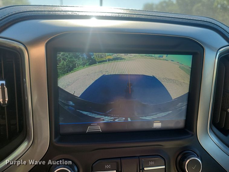 image for item LQ9097 2019 Chevrolet Silverado 1500  Crew Cab flatbed pickup truck