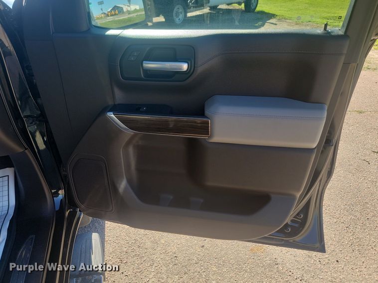 image for item LQ9097 2019 Chevrolet Silverado 1500  Crew Cab flatbed pickup truck