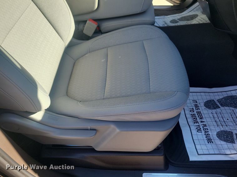 image for item LQ9097 2019 Chevrolet Silverado 1500  Crew Cab flatbed pickup truck