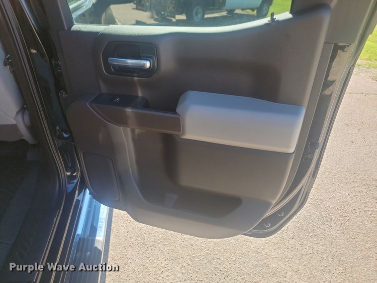 image for item LQ9097 2019 Chevrolet Silverado 1500  Crew Cab flatbed pickup truck