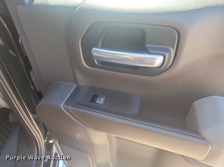 image for item LQ9097 2019 Chevrolet Silverado 1500  Crew Cab flatbed pickup truck