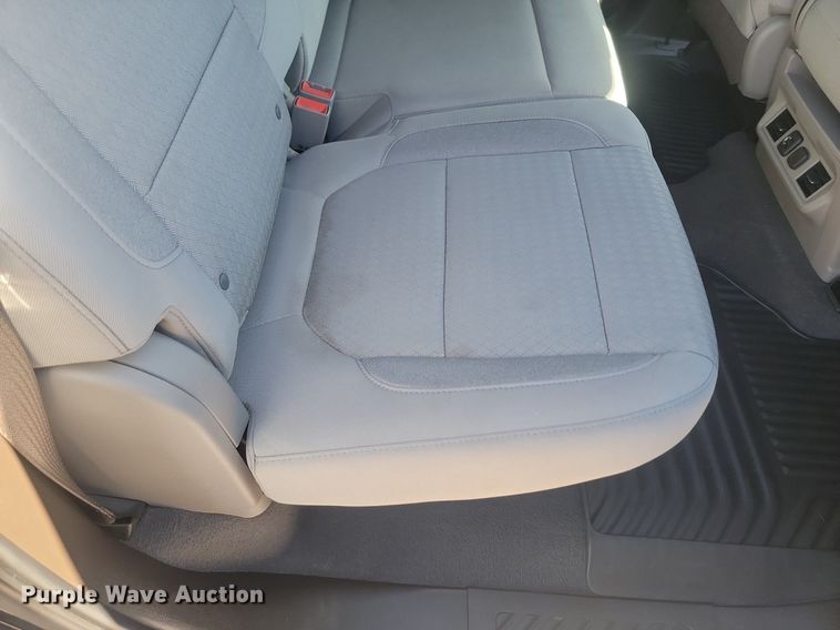 image for item LQ9097 2019 Chevrolet Silverado 1500  Crew Cab flatbed pickup truck