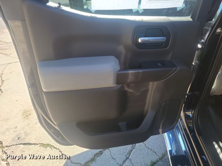 image for item LQ9097 2019 Chevrolet Silverado 1500  Crew Cab flatbed pickup truck