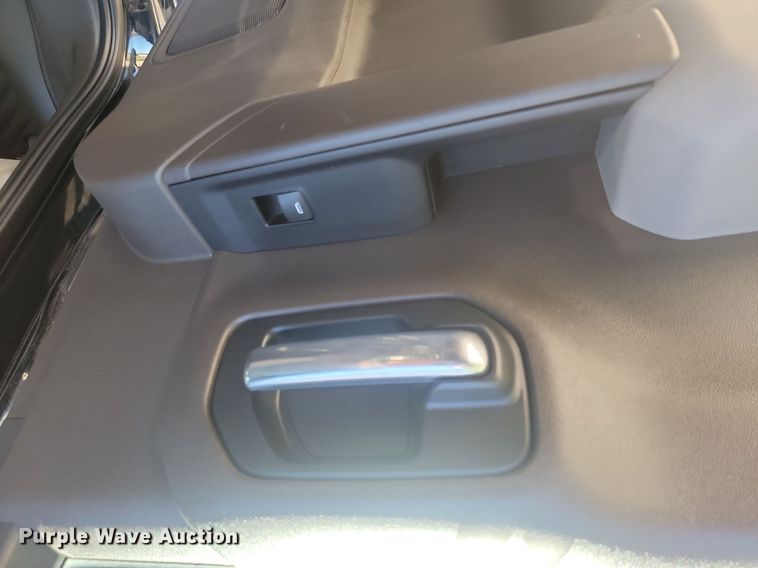 image for item LQ9097 2019 Chevrolet Silverado 1500  Crew Cab flatbed pickup truck