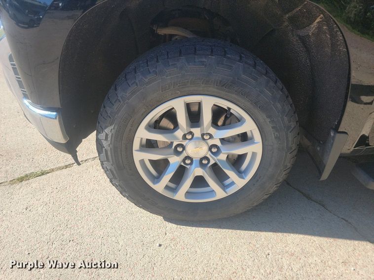 image for item LQ9097 2019 Chevrolet Silverado 1500  Crew Cab flatbed pickup truck