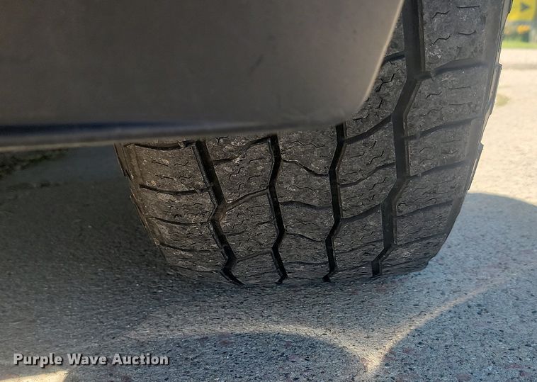 image for item LQ9097 2019 Chevrolet Silverado 1500  Crew Cab flatbed pickup truck