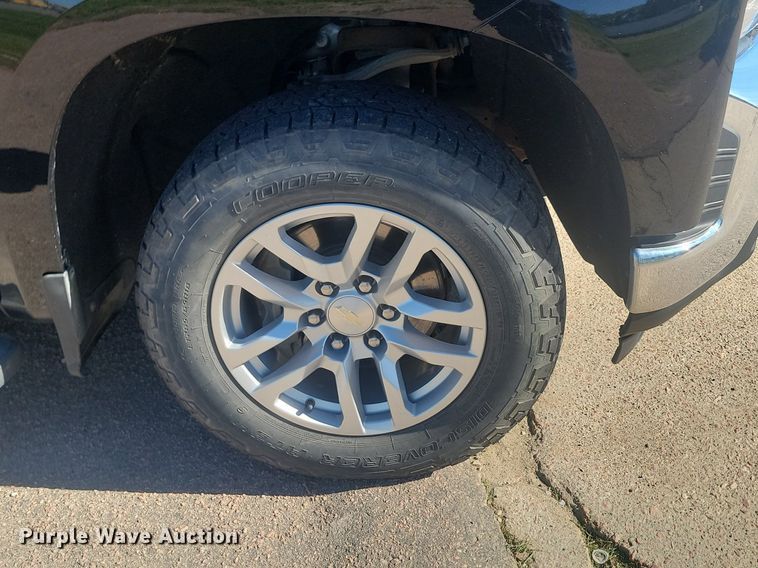 image for item LQ9097 2019 Chevrolet Silverado 1500  Crew Cab flatbed pickup truck