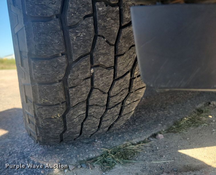 image for item LQ9097 2019 Chevrolet Silverado 1500  Crew Cab flatbed pickup truck