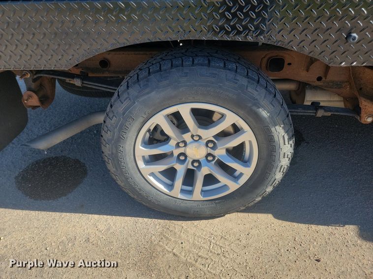 image for item LQ9097 2019 Chevrolet Silverado 1500  Crew Cab flatbed pickup truck