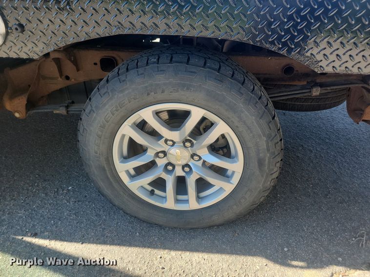 image for item LQ9097 2019 Chevrolet Silverado 1500  Crew Cab flatbed pickup truck