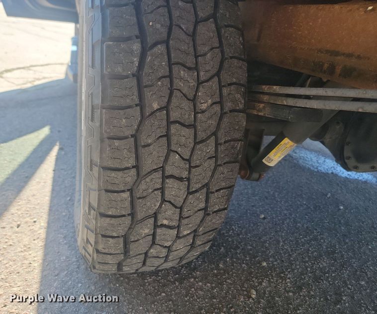 image for item LQ9097 2019 Chevrolet Silverado 1500  Crew Cab flatbed pickup truck