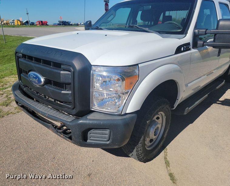 image for item LQ9098 2011 Ford F250 Super Duty XL  Crew Cab flatbed pickup truck