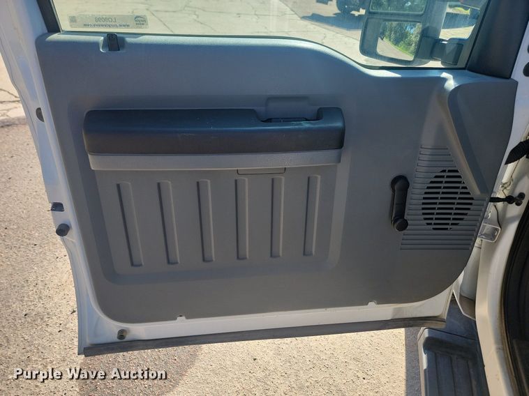 image for item LQ9098 2011 Ford F250 Super Duty XL  Crew Cab flatbed pickup truck