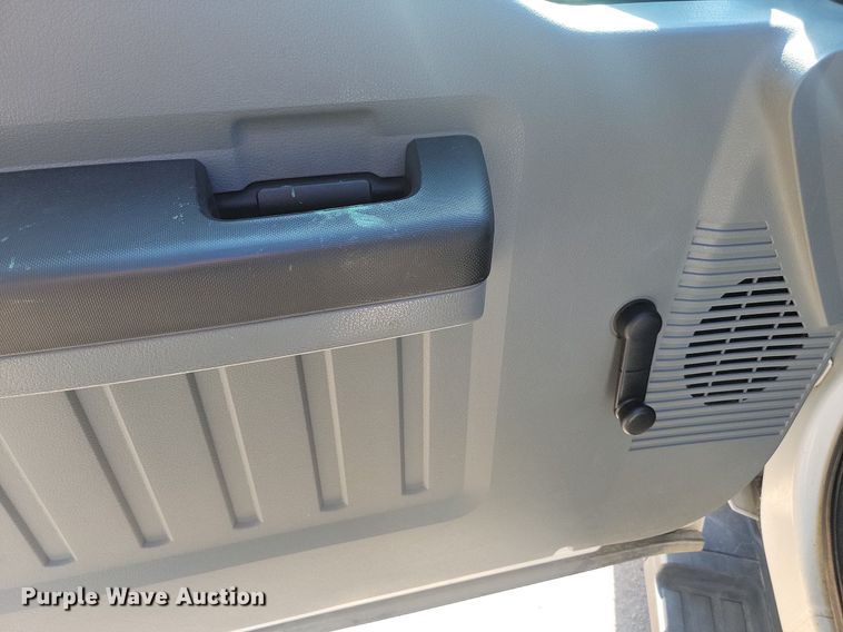 image for item LQ9098 2011 Ford F250 Super Duty XL  Crew Cab flatbed pickup truck