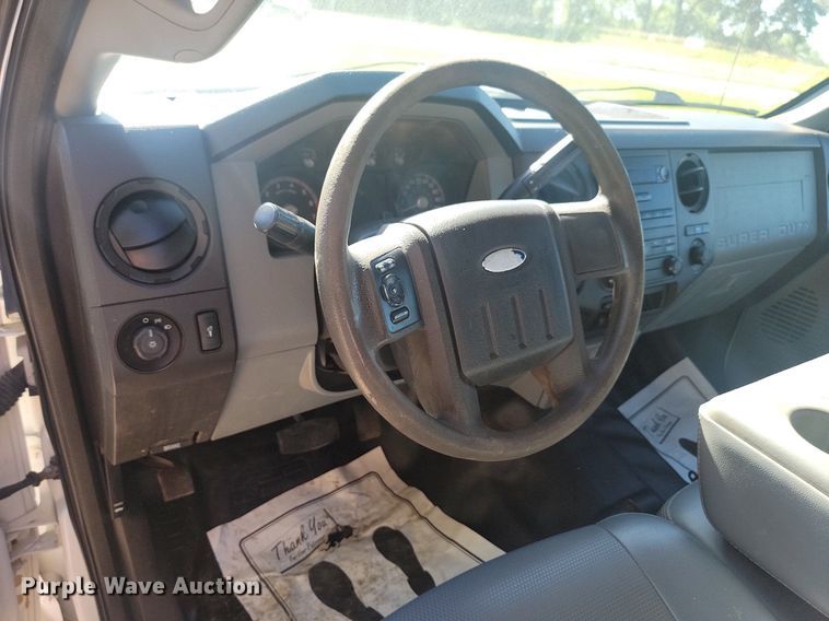 image for item LQ9098 2011 Ford F250 Super Duty XL  Crew Cab flatbed pickup truck