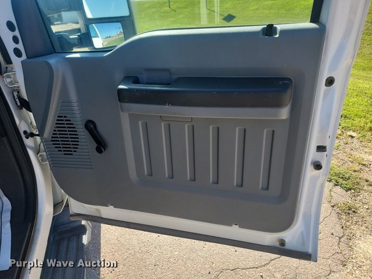 image for item LQ9098 2011 Ford F250 Super Duty XL  Crew Cab flatbed pickup truck