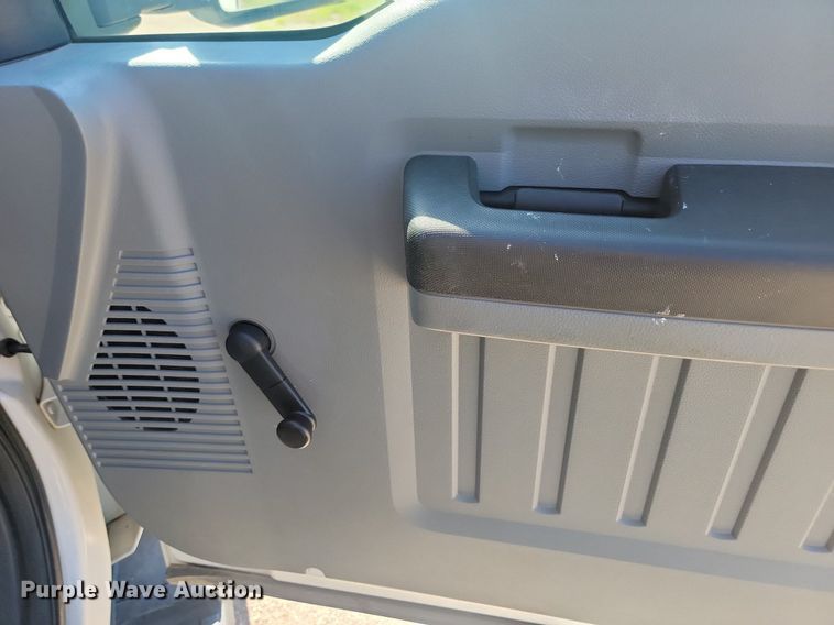 image for item LQ9098 2011 Ford F250 Super Duty XL  Crew Cab flatbed pickup truck