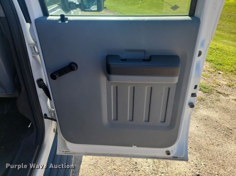 image for item LQ9098 2011 Ford F250 Super Duty XL  Crew Cab flatbed pickup truck