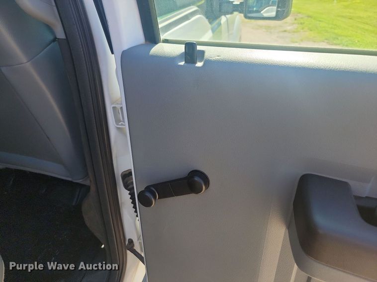 image for item LQ9098 2011 Ford F250 Super Duty XL  Crew Cab flatbed pickup truck