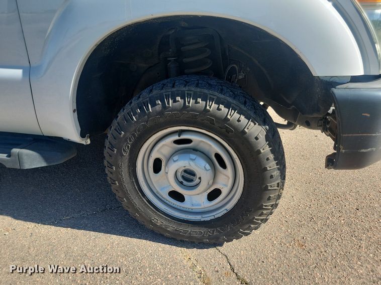 image for item LQ9098 2011 Ford F250 Super Duty XL  Crew Cab flatbed pickup truck