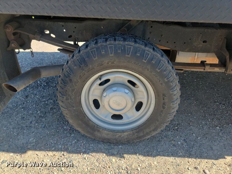 image for item LQ9098 2011 Ford F250 Super Duty XL  Crew Cab flatbed pickup truck