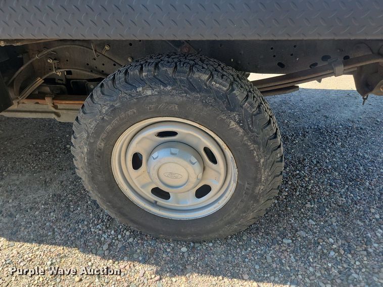 image for item LQ9098 2011 Ford F250 Super Duty XL  Crew Cab flatbed pickup truck