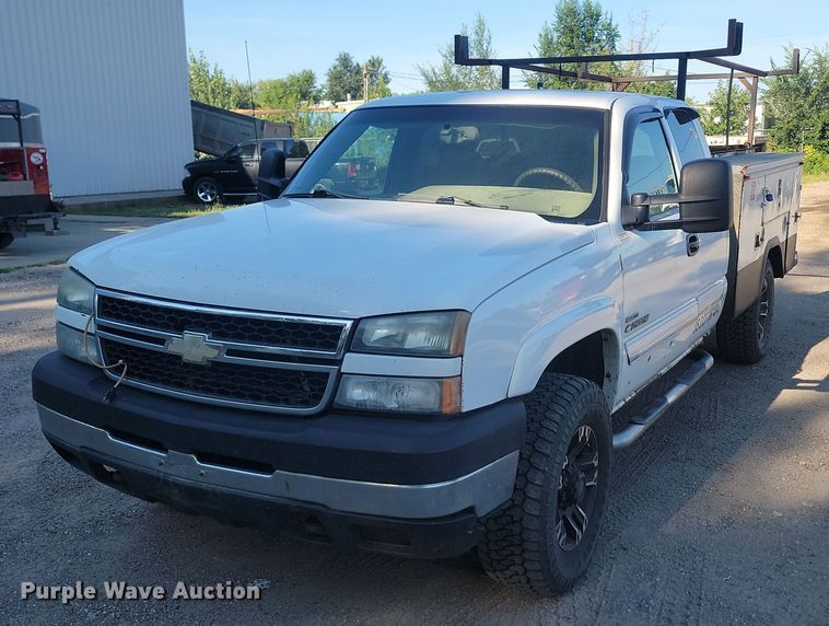 image for item LQ9099 2006 Chevrolet Silverado 2500HD  Ext. Cab utility bed pickup truck