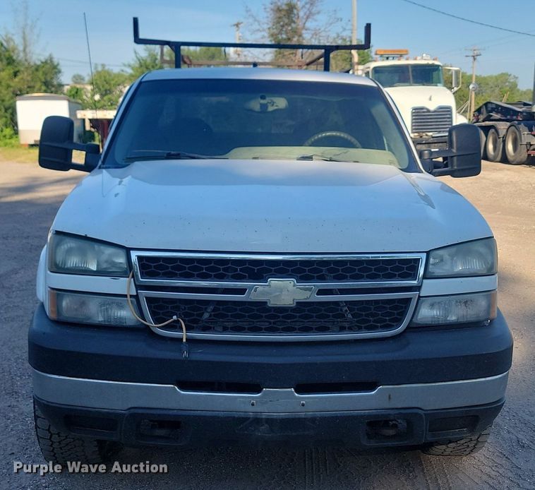 image for item LQ9099 2006 Chevrolet Silverado 2500HD  Ext. Cab utility bed pickup truck