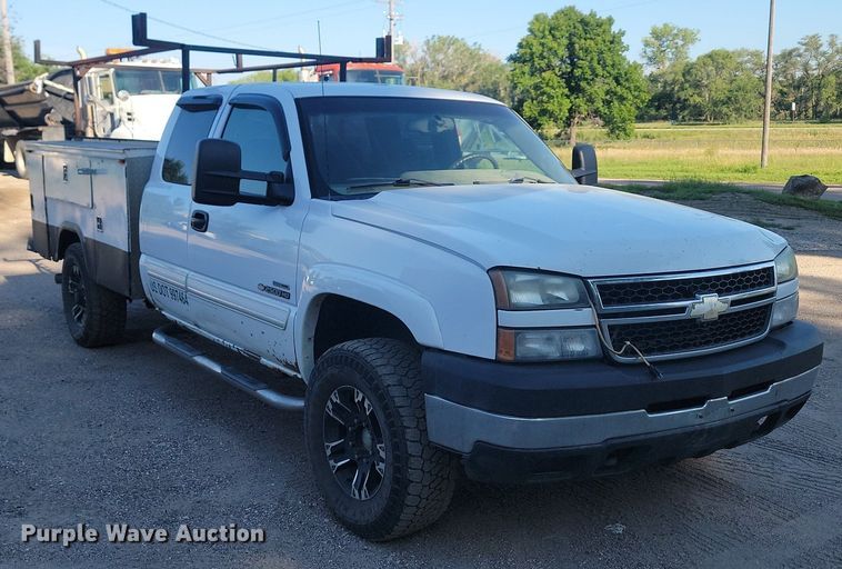 image for item LQ9099 2006 Chevrolet Silverado 2500HD  Ext. Cab utility bed pickup truck
