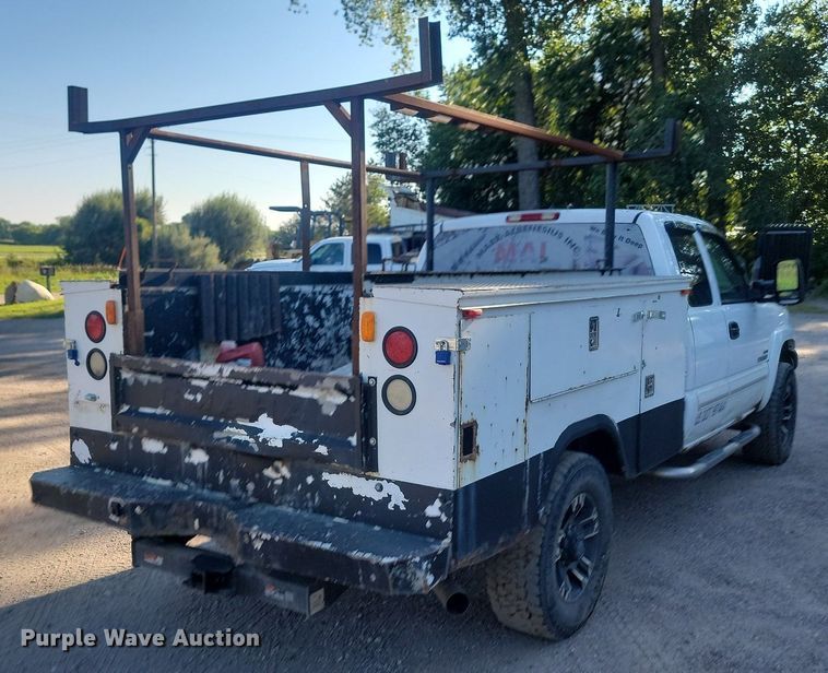 image for item LQ9099 2006 Chevrolet Silverado 2500HD  Ext. Cab utility bed pickup truck