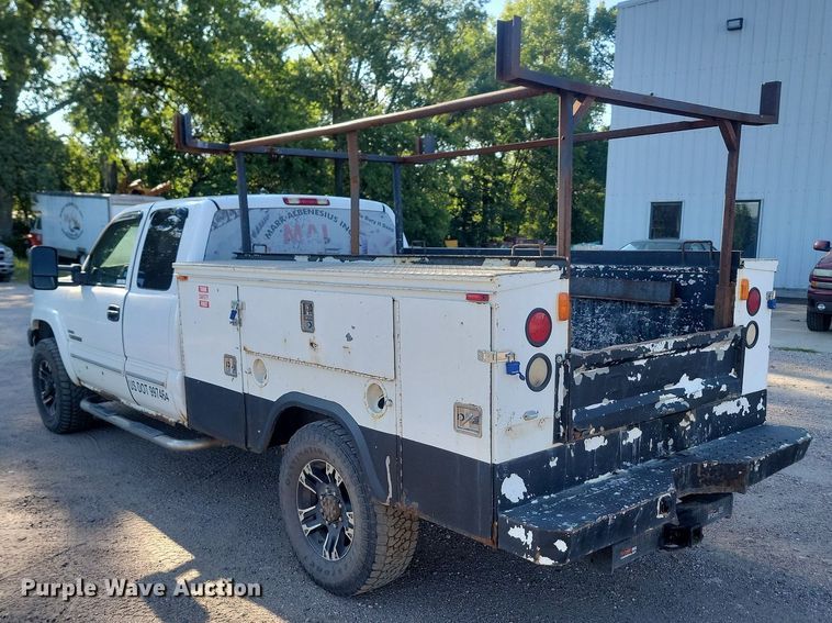 image for item LQ9099 2006 Chevrolet Silverado 2500HD  Ext. Cab utility bed pickup truck