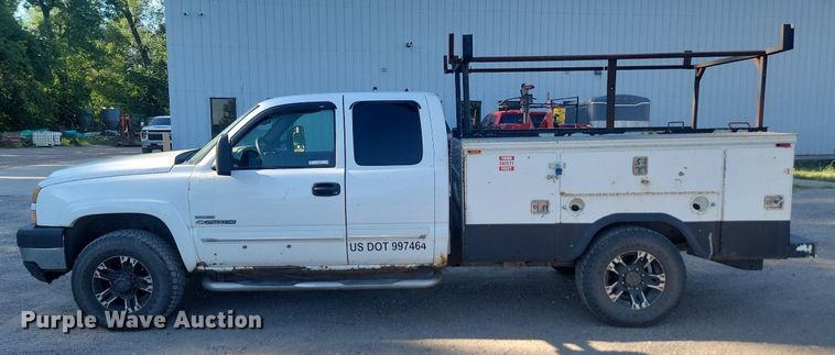 image for item LQ9099 2006 Chevrolet Silverado 2500HD  Ext. Cab utility bed pickup truck
