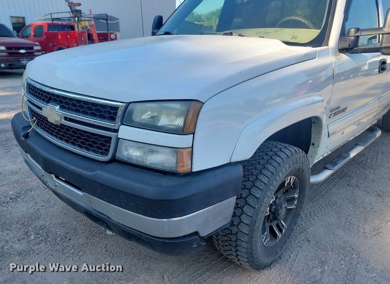 image for item LQ9099 2006 Chevrolet Silverado 2500HD  Ext. Cab utility bed pickup truck