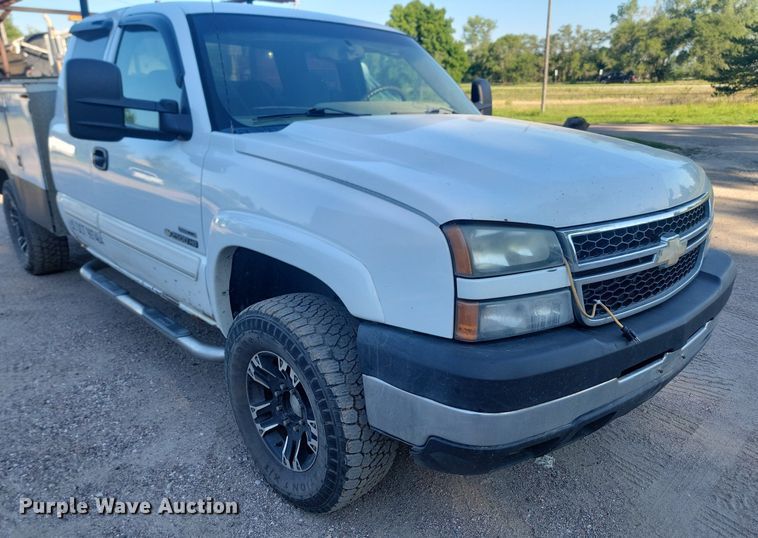 image for item LQ9099 2006 Chevrolet Silverado 2500HD  Ext. Cab utility bed pickup truck