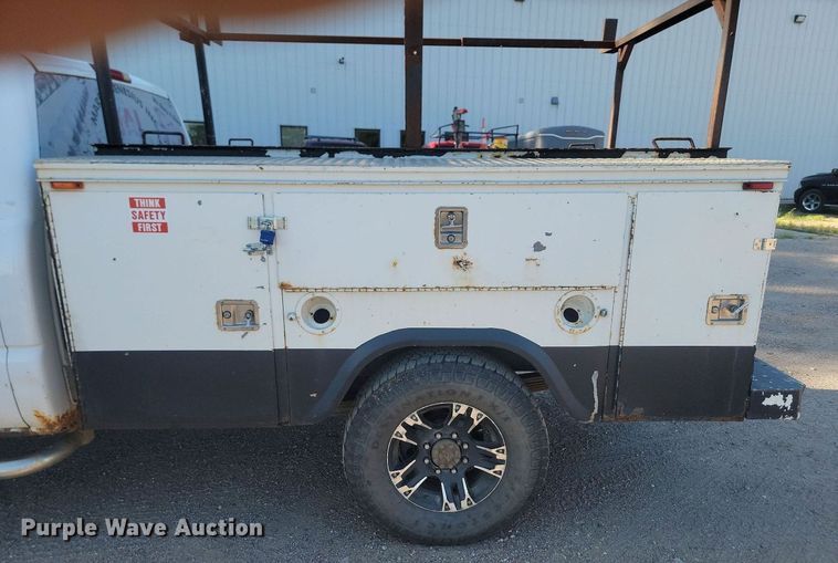 image for item LQ9099 2006 Chevrolet Silverado 2500HD  Ext. Cab utility bed pickup truck