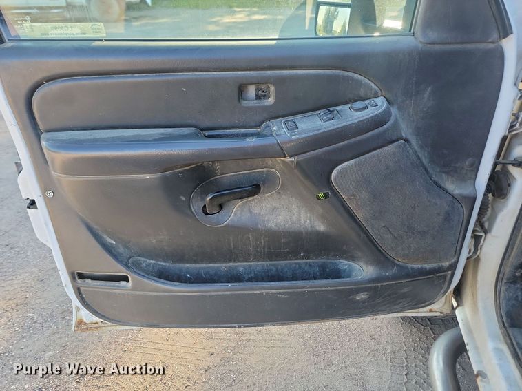 image for item LQ9099 2006 Chevrolet Silverado 2500HD  Ext. Cab utility bed pickup truck