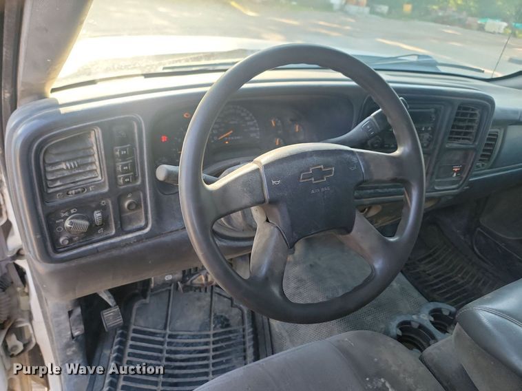 image for item LQ9099 2006 Chevrolet Silverado 2500HD  Ext. Cab utility bed pickup truck