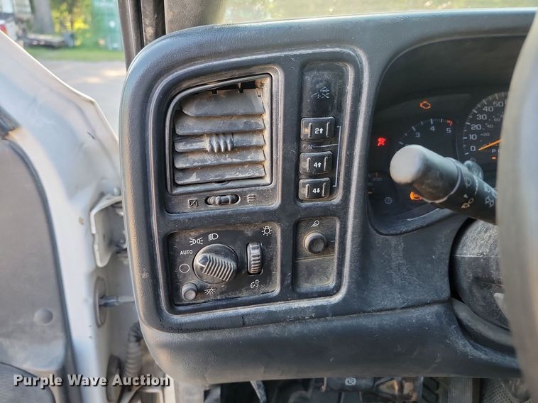 image for item LQ9099 2006 Chevrolet Silverado 2500HD  Ext. Cab utility bed pickup truck