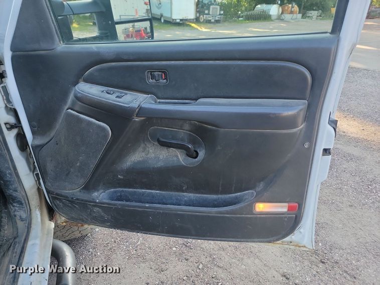 image for item LQ9099 2006 Chevrolet Silverado 2500HD  Ext. Cab utility bed pickup truck